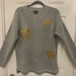 Chelsea & Theodore Woman’s Gray Sweater With Gold Metallic Hearts•Sz. M